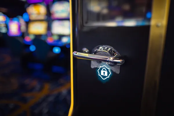 Một người phụ nữ quyến rũ cầm chip casino trong không gian ánh đèn rực rỡ, đại diện cho bầu không khí casino trực tuyến của MOBIMEG.
