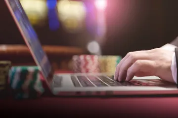 Một dealer chuyên nghiệp chào đón người chơi tại bàn roulette, gợi lên cảm giác casino trực tiếp chân thực trên MOBIMEG.